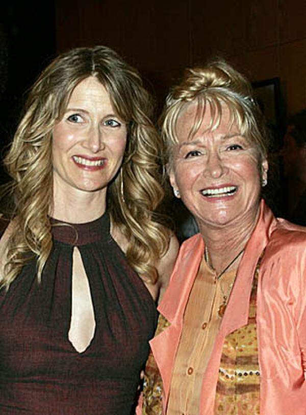 Laura Dern will erneut zusammen mit ihrer Mutter Diane Ladd vor die Kamera treten. Die beiden sollen als Mutter-Tochter-Gespann in der HBO-Komödie "Enlightened" zu sehen sein. Unter der Regie von Mike White spielt Dern eine neurotische Frau, die nach einem Nervenzusammenbruch beschließt, ein spirituell "erleuchtetes" Leben zu beginnen. Sie zieht bei ihrer Mutter als Hausgast ein. Luke Wilson schlüpft in die Rolle ihres drogensüchtigen Ex-Ehemannes.  Ladd und Dern traten bereits in neun TV- und Kinofilmen als Co-Stars auf, darunter in "Wild at Heart - Die Geschichte von Sailor und Lula" und "Baby Business". Für ihren gemeinsamen Auftritt in "Die Lust der schönen Rose" (Rambling Rose) hatten sie 1992 beide eine Oscar-Nominierung erhalten.  Quelle: "Hollywood Reporter" 