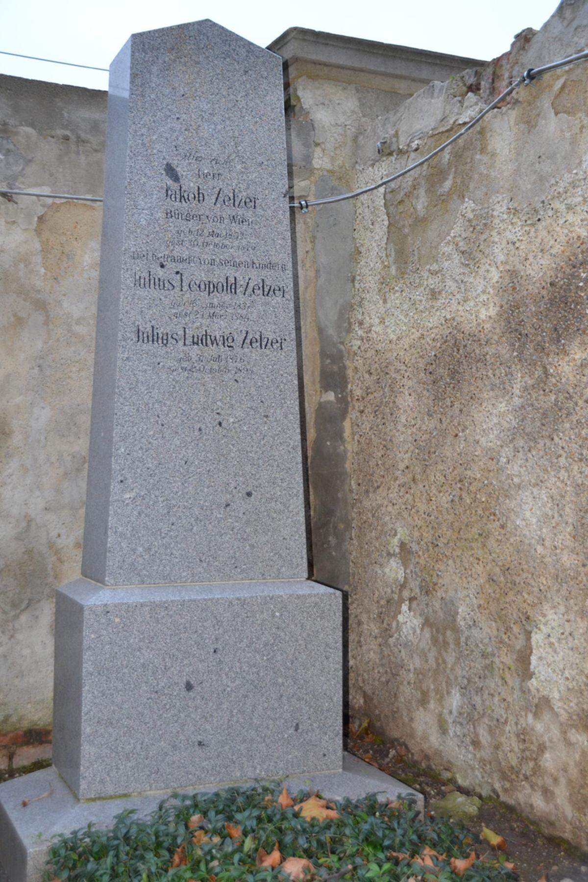 Am 1. November 1874, dem Allerheiligen-Tag, schlug schließlich die offizielle Geburtsstunde des „Zentrals“. Gleich am ersten Morgen wurden 13 Menschen beerdigt. Zwölf von ihnen, darunter ein Kleinkind, wurden in einem Schachtgrab beigesetzt. Der Josefstädter Privatier Jakob Zelzer hingegen hatte ausreichend Mittel, um sich ein Familiengrab zu leisten, das noch heute besichtigt werden kann – und damit das älteste Grab des Zentralfriedhofs darstellt.