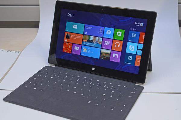 Das Surface-Tablet hat es in die Redaktion von DiePresse.com geschafft. Microsoft will damit Stimmung für sein neues Betriebssystem Windows 8 machen und dessen Tablet-Vorzüge zeigen. Ob das gelingt, soll der Test zeigen.Zum vollständigen Testbericht >>>