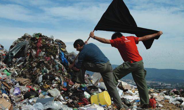 Jeden Tag eine gesellschaftskritische Aktion hat Igor Grubić 2008/09 in Zagreb durchgeführt: So hat er etwa als Zeichen gegen die Wegwerfkultur eine schwarze Flagge auf einem Müllberg gehisst.