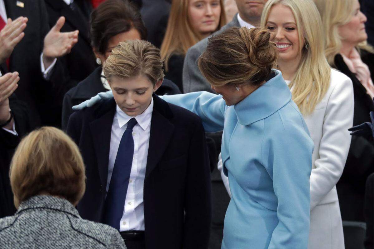Melania Trump ist die dritte Ehefrau des neuen Präsidenten. Das Paar hat einen gemeinsamen Sohn, den zehnjährigen Barron. Die neue First Lady will zunächst nicht ins Weiße Haus einziehen, sondern mit dem Sohn zumindest bis Ablauf des Schuljahres in New York bleiben.