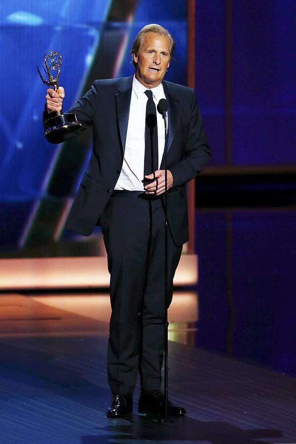 In der Kategorie bester Hauptdarsteller gab es einen Überraschungssieger: Jeff Daniels erhielt den Emmy für seine Rolle als Anchorman in dem Medien-Drama "The Newsroom" und stach damit Cranston aus.