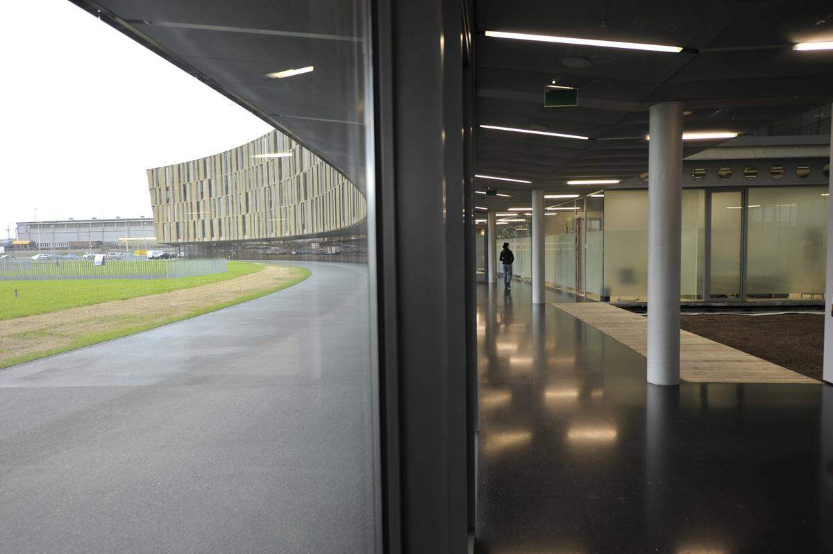 Mit dem Bürokonzept M.O.O.CON® erhielt die voestalpine Stahl GmbH in Linz den Award "Best Office 2010" in der Kategorie "International". Architekt Dietmar Feichtinger entstand ein imposantes 220 Meter langes, vierstöckiges Gebäude.