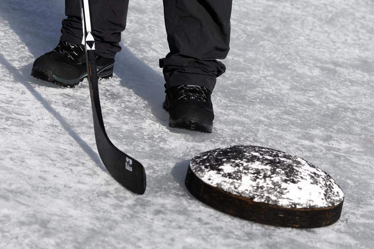 Der Puck ist bei dieser Randsportart deutlich größer als beim merklich populäreren Eishockey, gefertigt ist er aus Styropor.