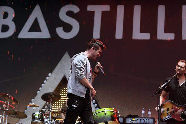 Die Pop-Rock-Formation Bastille ließ sich vom Regen nicht stören, im Gegnteil: "Let's get wet together", sagte Leadsänger Dan Smith. Und er meinte es so: Unermüdlich tanzte er auf dem Bühnenvorsatz im Regen.