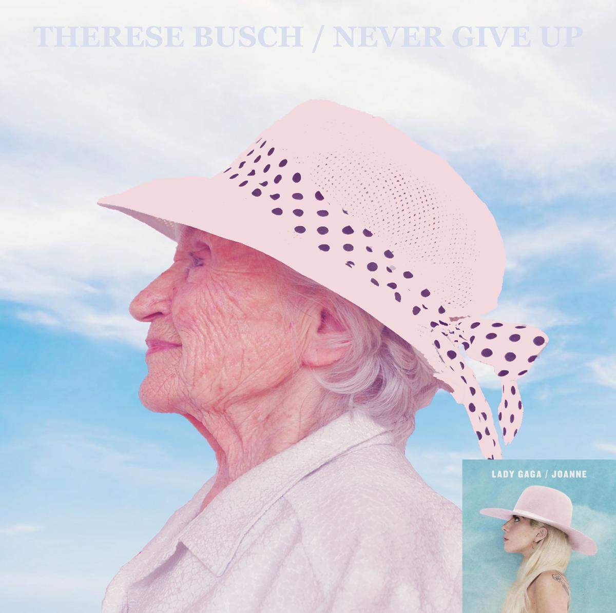 Mit Rosa Hut vor blauem Hintergrund ist Therese Busch leicht als Lady Gaga auf ihrem Albumcover "Joanne" (das Original kam 2016 heraus) zu erkennen.