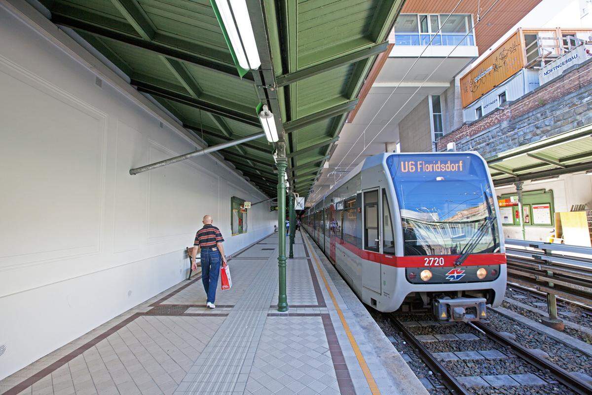 25 Jahre später ist die U6 ist mit einer Streckenlänge von 17,3 Kilometern und 24 Stationen die derzeit längste Wiener U-Bahn-Linie. Die Fahrt von den Endstationen Siebenhirten bis Floridsdorf dauert 34 Minuten.Bild: Ein aktueller Zug der U6 in der Station Burggasse