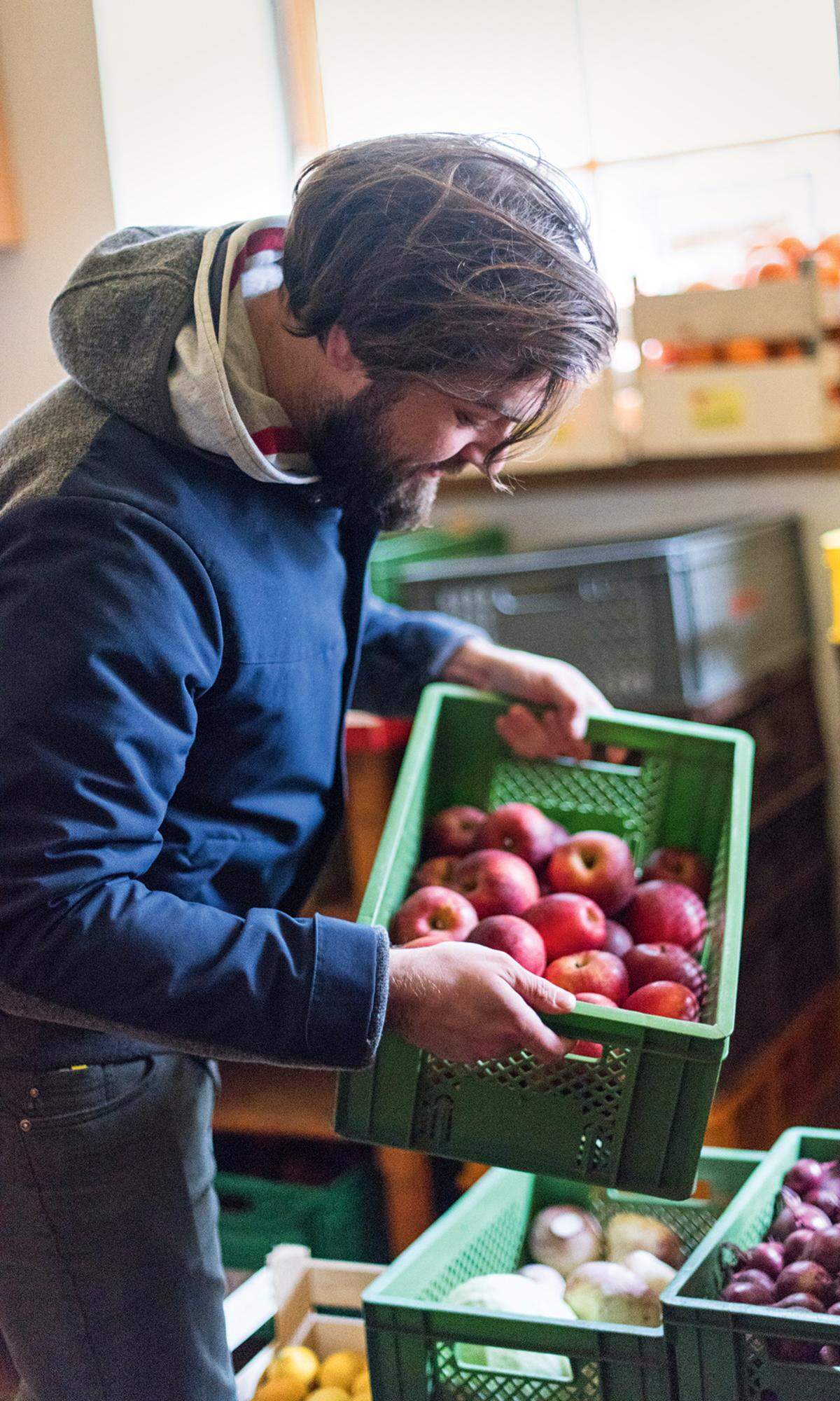 Einkauf. Die Mitglieder einer Foodcoop wiegen und notieren ihre Einkäufe stets selbst.