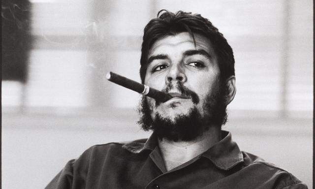 Ernesto „Che“ Guevara während eines Interviews 1963 in Havanna, festgehalten von René Burri.