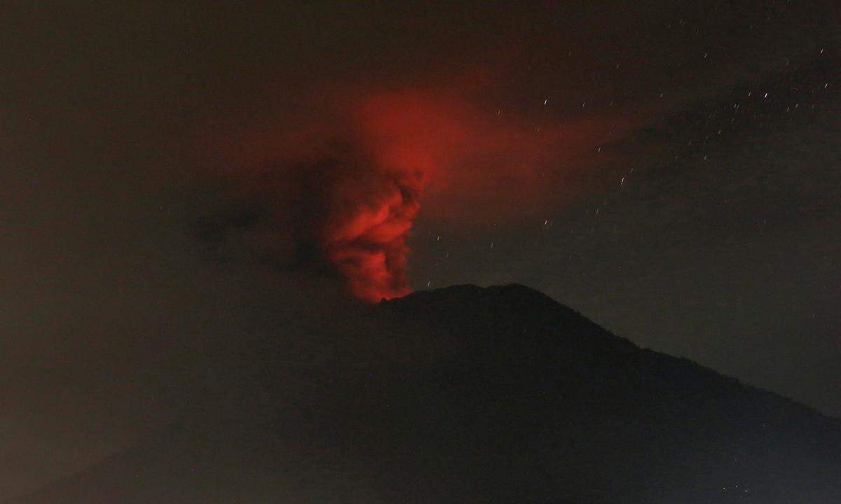 Wenn die Magmakammern voll sind, wird der Druck im Inneren des Vulkans so hoch, dass sich das glühend heiße Gestein durch Risse in der Oberfläche seinen Weg immer weiter nach oben bahnt. Wie hoch das Magma im Mount Agung steht, beweisen diese Nachtaufnahmen: Aus dem Krater scheint es glühend rot.