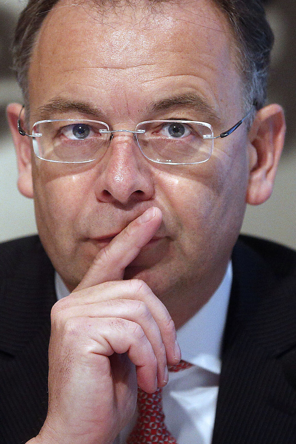 Im ORF-"Morgenjournal" meinte der Unternehmer, die neue Regierung müsse den Österreichern "wieder den Glauben an die Zukunft zurückgeben". Sie müsse die "Grundbedürfnisse der Menschen in diesem Land, was die Bildung, die Infrastruktur, aber auch das Wohnen betrifft" anpacken. Die Regierung wäre "gut beraten, darüber nachzudenken, diese Themen nicht ad acta zu legen, sondern neu zu diskutieren".