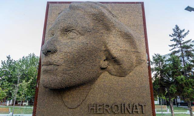 Das Heroinat-Denkmal in Prishtina. 