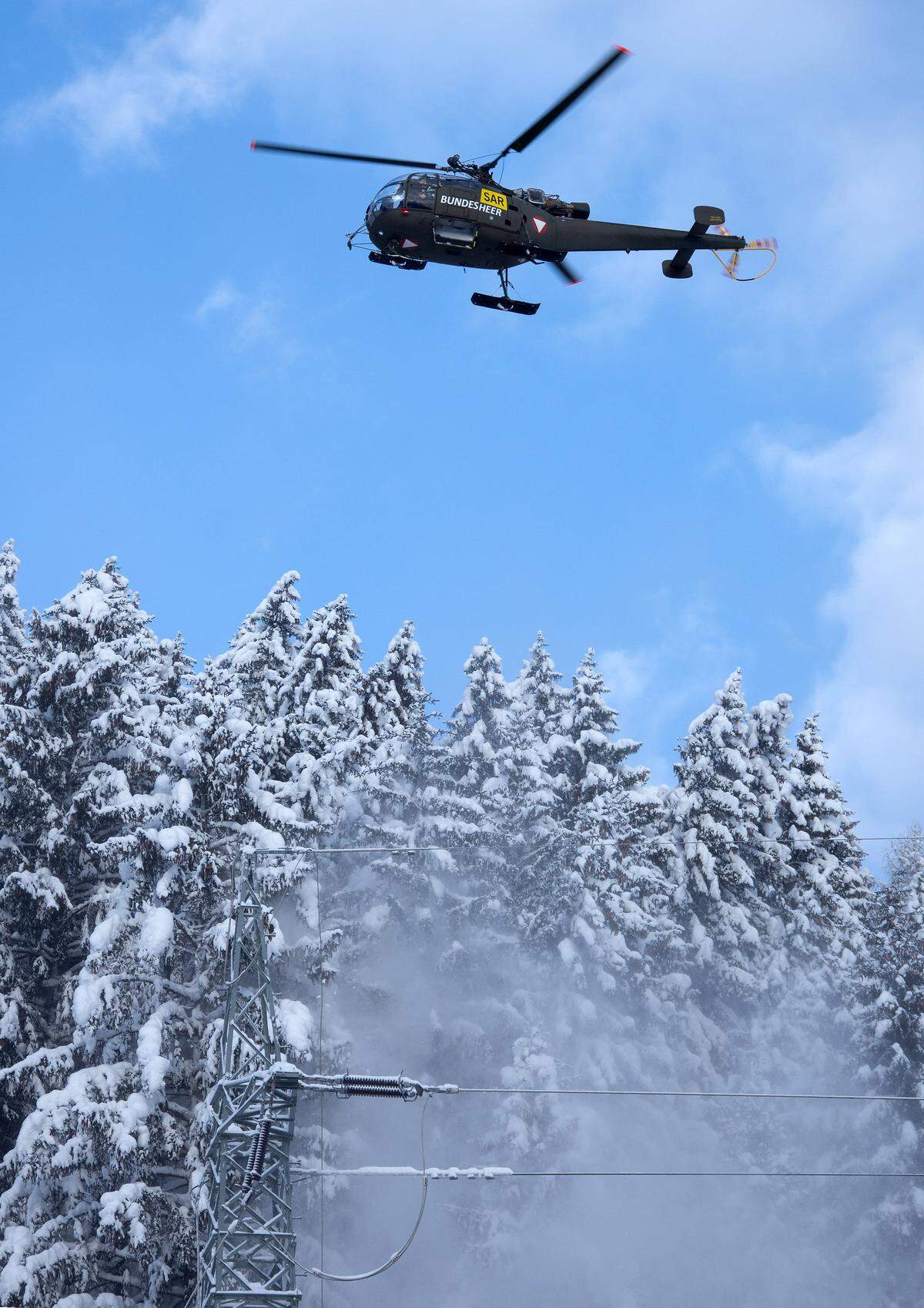 Ein Bundesheer-Hubschrauber am Freitag, 11. Jänner 2019, beim sog. 'Downwash' in Hall bei Admont. Hubschrauber sind im Einsatz, um aus der Luft Unterstützung zu leisten und Schnee von den Bäumen zu entfernen.