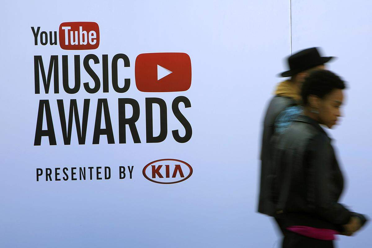 Der Internetriese will damit dem Musiksender MTV den Rang ablaufen. Eminem wurde bei der Premiere zum Künstler des Jahres gewählt. Sängerin Taylor Swift mit ihrem Hit "I Knew You Were Trouble" zum YouTube-Phänomen des Jahres gekürt.Für Aufsehen sorgte einmal mehr Lady Gaga: