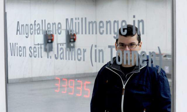 Thomas Harbich bei den Zahlenspielen in der U-Bahn-Station Karlsplatz.