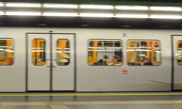In der U-Bahn bedrohte ein Betrunkener andere Fahrgäste. (Symbolbild) 