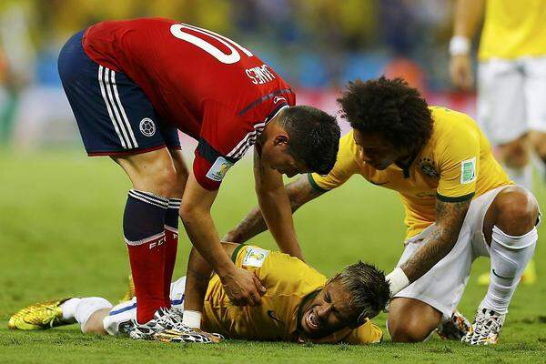 Auch Scolari glaubt nicht, dass Zuniga in böser Absicht gehandelt habe. Der Kolumbianer habe den Spielzug unterbinden wollen, als Neymar nach einem Eckball den Ball bekommen hatte. "Ich glaube nicht, dass es absichtlich war."
