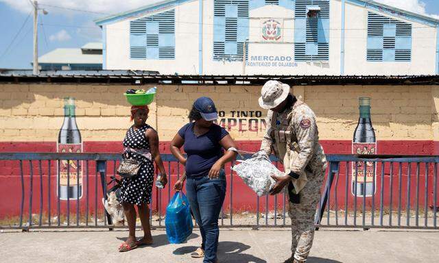 Kleiner Grenzverkehr: Haitianer überqueren die Grenze in die Dominikanische Republik, um auf Märkten einzukaufen.