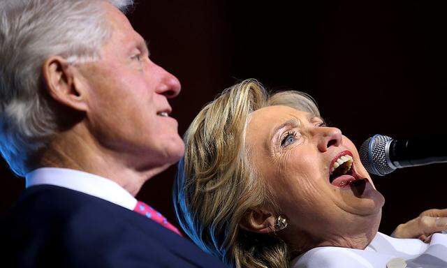 Diesmal ist es ein FBI-Bericht über Bill Clintons Amtszeit, der Hillary Clinton im Wahlkampf in die Quere kommt.