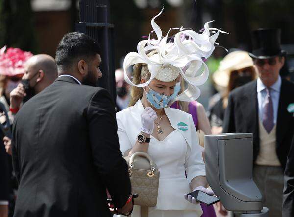 Ein Freudentag nicht nur für Fans des Pferderennens, sondern auch all jenen, die Royal Ascot als Laufsteg für ihre Hutkreationen ansehen: Zum ersten Mal seit Beginn der Corona-Pandemie vor rund eineinhalb Jahren sind dieses Jahr wieder Zuschauer bei dem Reitsport-Event westlich von London zugelassen. 