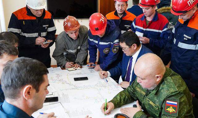 Der Krisenstab vor Ort koordiniert die Hilfseinsätze im Bergwerk.