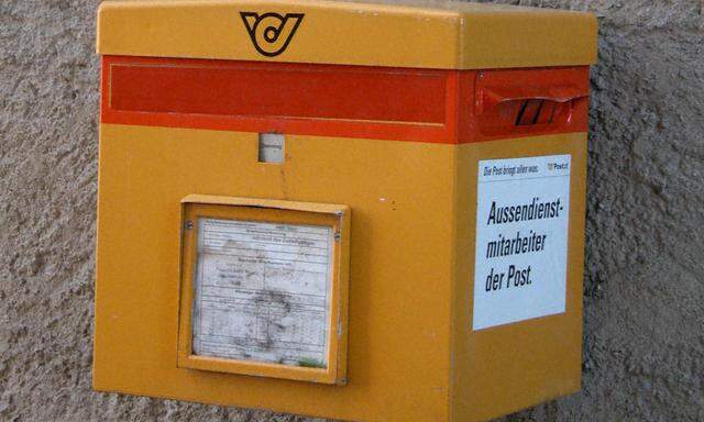 Briefkasten der oesterr. Post mit Tafel Denkmalschutz