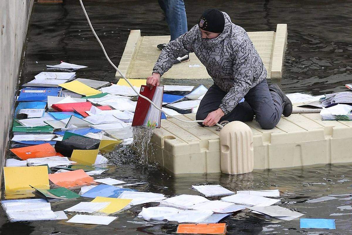 Nicht weit von Janukowitschs Villa entfernt wurden massenhaft Papiere im Wasser gefunden. Nun wird untersucht, ob es sich um heikle Dokumente handelt, die noch schnell vernichtet werden sollten.