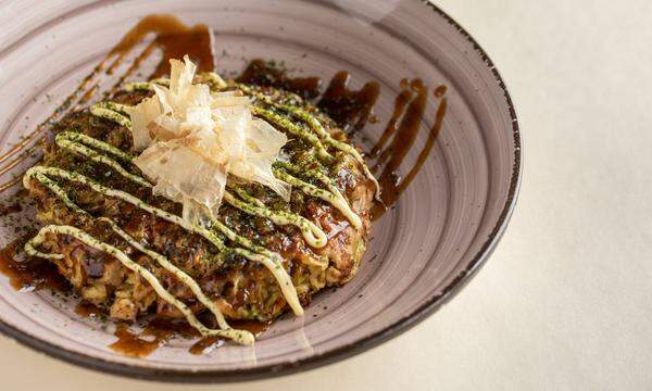 Okonomiyaki sind ein Art japanische Palatschinken