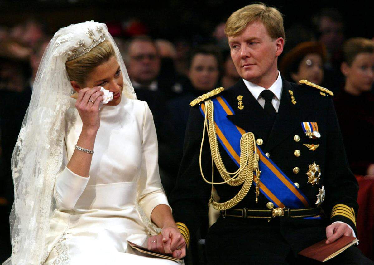 Als Prinz war er früher dabei noch für jedes Spielchen zu haben. "Keksschnappen" etwa oder auch Kloschüssel-Weitwurf - dabei war allerdings so manchem Zuschauer das Gesicht vor Scham orange-rot angelaufen. Das alles macht er heute natürlich nicht mehr. Wer weiß, vielleicht hat das auch mit dem berühmten "Max-Faktor" zu tun. Seit der Hochzeit mit der blonden Argentinierin Maxima 2002 ist Willem-Alexander gesetzter und seine Sympathiewerte sind gestiegen.