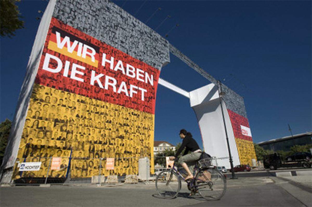 Die CDU wirbt mitten in Berlin mit dem größten Wahlplakat Deutschlands. Bis Ende September soll das Plakat mit dem Slogan "Wir haben die Kraft" auf der Straße des 17. Juni, einer der wichtigsten Verkehrsachsen Berlins, zu sehen sein.