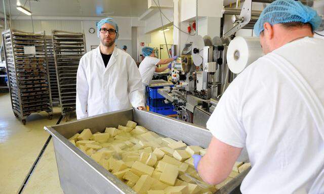 Lukas Weiss ist in der Sojarei für das Qualitätsmanagement zuständig. Hier werden vegane Bällchen, faschierte Laibchen sowie Tofu produziert.