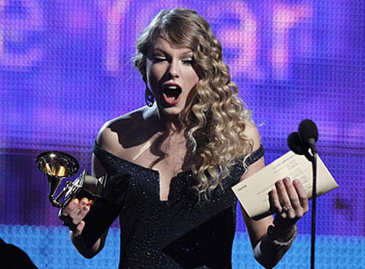 Mehr als fünf Millionen Exemplare ihres aktuellen Albums "Fearless" hat Taylor Swift im vergangenen Jahr verkauft. Damit ist die 20-Jährige die erfolgreichste Musikerin der USA 2009 und lässt Britney Spears und Rihanna weit hinter sich. Nun hat die Country-Sängerin auch den Grammy für das Beste Album des Jahres erhalten - die wichtigste Auszeichnung beim US-Musikpreis.
