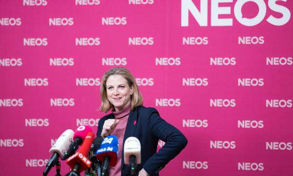 Neos-Vorsitzende Beate Meinl-Reisinger bei einer Pressekonferenz in Wien.