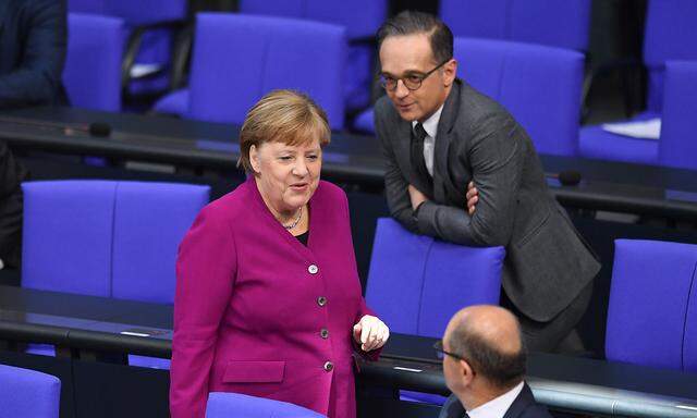 Die deutsche Regierung im Abstands-Modus: Kanzlerin Merkel mit Außenminister Maas (oben) und Finanzminister Scholz (unten)