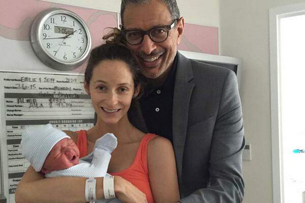 Der Schauspieler Jeff Goldblum genießt mit 62 Jahren erstmals das Vaterglück. Sein Sohn Charlie Ocean kam am  4. Juli, dem amerikanischen Unabhängigkeitstag, zur Welt. Seine Ehefrau Emilie Livingston ist 32 Jahre alt.