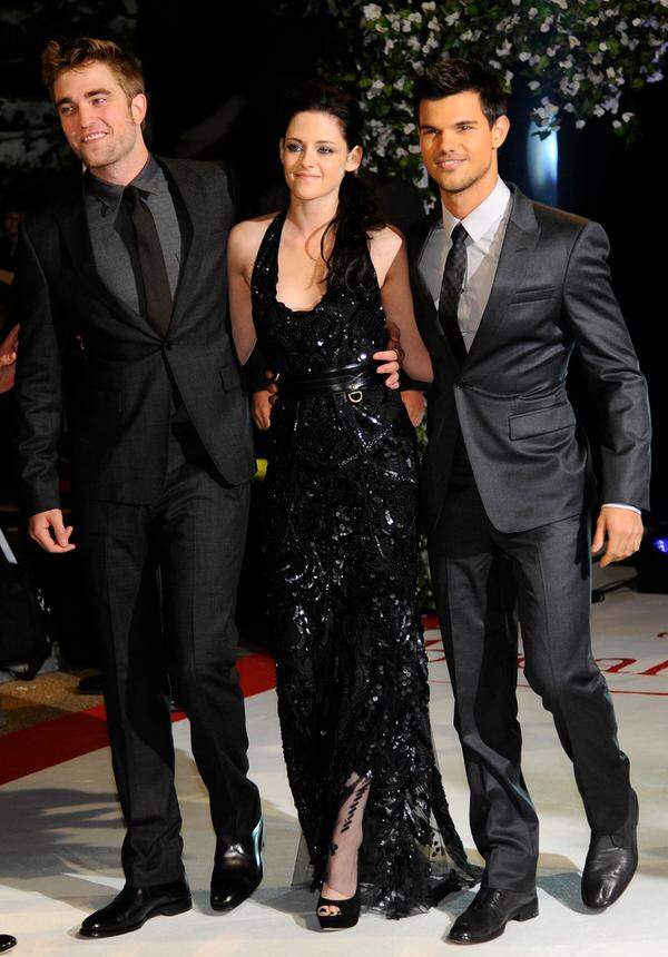 Nächster Stopp nach New York war UK. Bei der "Twilight"-Premiere in London stahl die Hauptdarstellerin allen in einer schwarzen Cavalli-Robe die Show. Pattinson war von Kopf bis Fuß in Emporio Armani gehüllt.