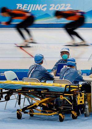Unter permanenter Observanz - im Corona-Ausnahmezustand: Medizinisches Personal am Rande des Eisschnelllauf-Trainings.