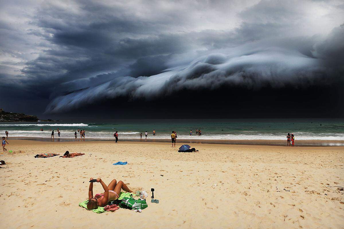 Rohan Kelly, Australien, 2015, veröffentlicht in: Daily Telegraph, Storm Front on Bondi Beach Eine massive Schlechtwetterfront bewegt sich am 6. November 2015 auf den Bondi Beach in Sydney, Australien, zu.
