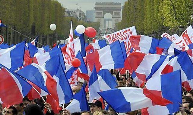 Supporters of Frances President and UMP party candidate for the 2012 French presidential elections S