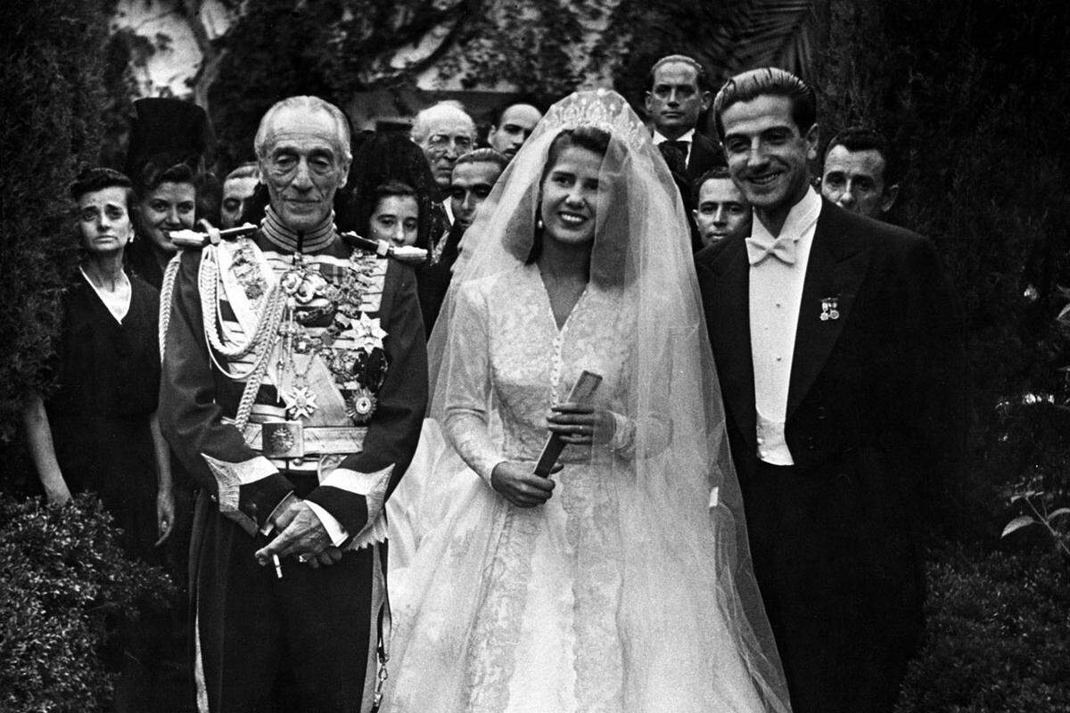 Weniger bescheiden war es 1947 bei Cayetanas erster Heirat mit dem Adligen Luis Martinez de Irujo zugegangen. Die Eheschließung vor 64 Jahren in der Kathedrale von Sevilla galt damals als eine der teuersten Hochzeitsfeiern der Welt.