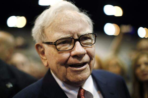 Großinvestor Waren Buffett ist mit einem geschätzten Vermögen von 53,5 Milliarden Dollar unter den fünf reichsten Menschen der Welt. Nahezu sein gesamtes Vermögen ist in dem von ihm aufgebauten Investment-Unternehmen Berkshire Hathaway angelegt, dessen größter Aktionär das "Orakel von Omaha", wie er auch genannt wird, ist. Zu seinem 82. Geburtstag schenkte er seinen drei erwachsenen Kindern Aktienpakete im Wert von gut zwei Milliarden Dollar.
