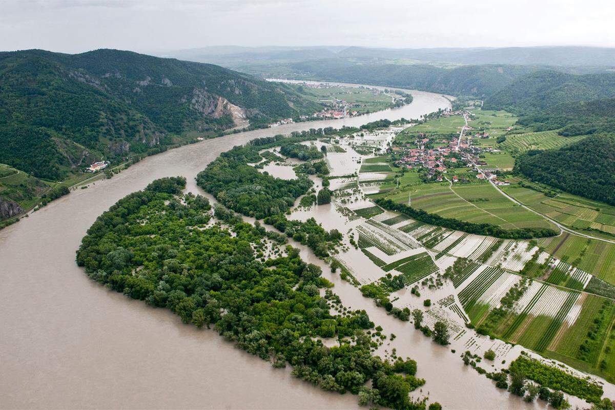 Rossatz an der Donau ist weitgehend überflutet, das zeigt dieses Bild aus dem Hubschrauber.