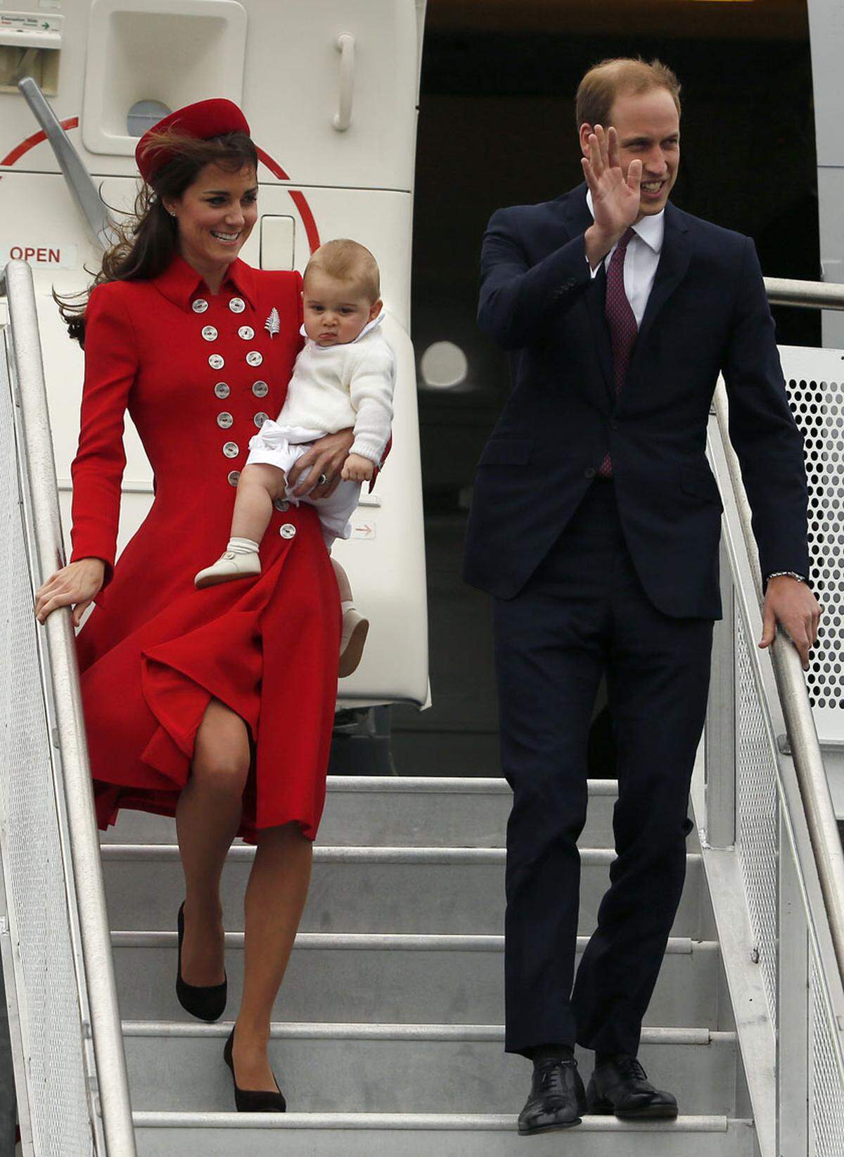 Einen Auftritt ganz im Stile von Jackie Kennedy legte Herzogin Kate etwa bei der Ankunft am Flughafen in Wellington hin. Sie trug einen roten Mantel von Catherine Walker und einen Pillobox-Hut. Zudem stecke sich sich die Farnbrosche, die Queen Elizabeth II. bei ihrer Weltreise 1953/54 geschenkt bekommen hatte.