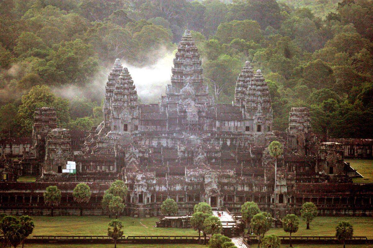 Siem Reap, Kambodscha. Und das ist es, das beliebteste Wahrzeichen der Welt - glaubt man den Usern der Reiseplattform Trip Advisor. Angkor Wat ist die größte und bekannteste Tempelanlage in der Region Angkor in Kambodscha. Gebaut wurde die Anlage mit ihrem 200 Meter breiten Wassergraben im 12. Jahrhundert von König Suryavarman II. Wie auch Machu Picchu, wird auch dieses Kulturerbe von seinen Touristen beinahe zu Tode geliebt. Daher versucht die Regierung den Ansturm immer wieder zu regeln. Mittlerweile dürfen nicht mehr als 100 Besucher gleichzeitig die Treppen zum Hauptturm des Angkor Wat-Tempels hinaufsteigen. Wachmänner kontrollieren, dass sich keiner im Mauerwerk verewigt.