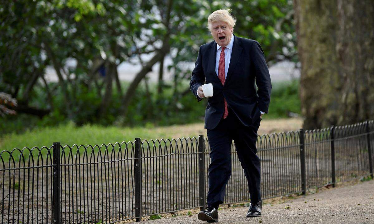 Boris Johnson bei einem Spaziergang in London während der ersten Covid-Welle im Mai 2020.