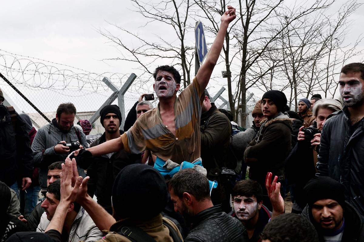 Griechenland ist zur Sackgasse geworden. Tausende Flüchtlinge warten weiter an der griechisch-mazedonischen Grenze bei Idomeni-Gevgelija auf die Weiterreise. Bis Dienstag früh stieg die Zahl der bei starkem Regen ausharrenden Menschen laut Medienberichten auf mehr als 8.000. Die Ungeduld wächst.