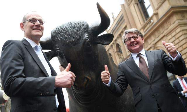 Healthineers-CEO Bernd Montag und Börse-Chef Theodor Weimer bejubeln den IPO.