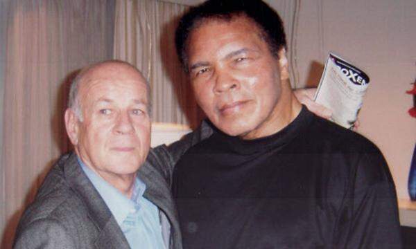 Der Chronist mit Muhammad Ali 2005 in Berlin. 