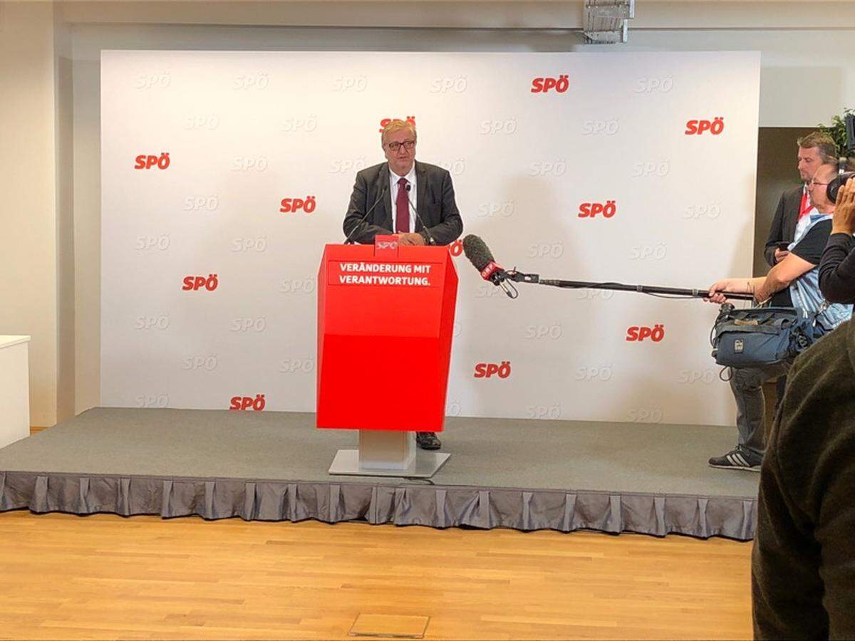 Christoph Matznetter, neuerdings SPÖ-Bundesgeschäftsführer, kommentierte die erste Hochrechnung dann sehr persönlich: Er finde das Ergebnis "wirklich für das Land nicht so toll". Implizit - und explizit - warnen die SPÖ-Mitglieder den ganzen Abend über vor einer erneuten Schwarz-Blau-Koalition. Eine - unwahrscheinliche - Rot-Blau-Regierung lehnen die Genossinnen und Genossen ebenso lautstark ab.