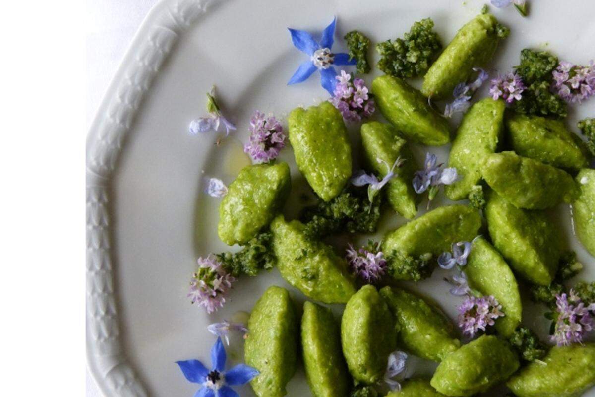 Zusätzlich zum Award erscheinen die 50 besten Rezepte in Buchform. Ein kleiner Auszug: Erbsennockerl mit Pesto aus Karottengrün von Micha -> so geht's.